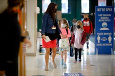 Escuelas en EEUU revierten clases presenciales por COVID-19