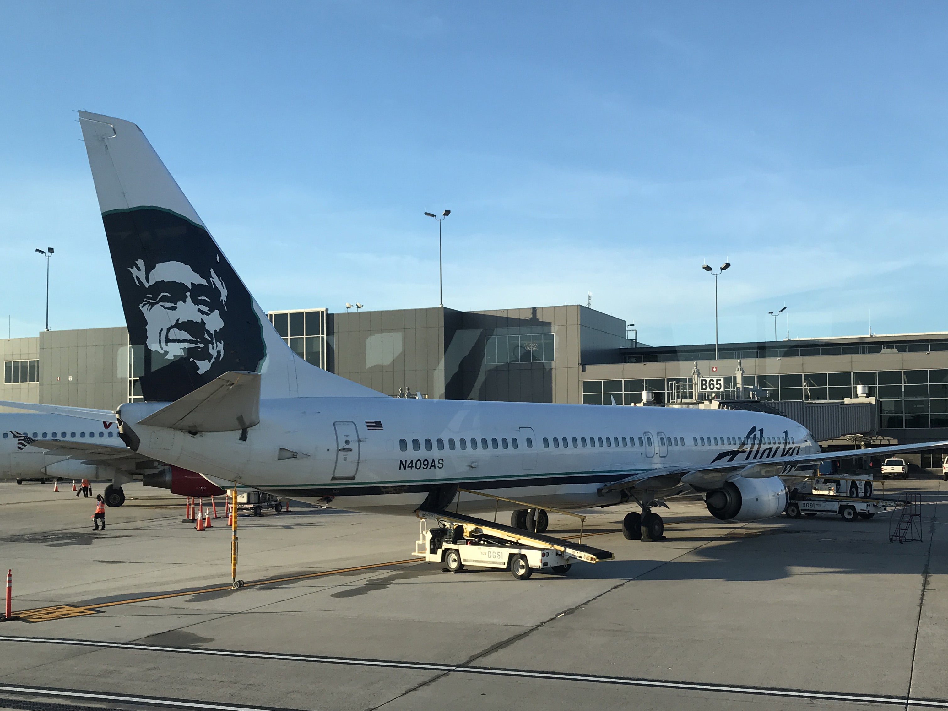 Un teléfono celular se incendia en un vuelo de Alaska Airlines provocando evacuación de emergencia