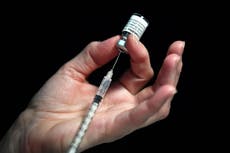 Tres locutores estadounidenses antivacunas mueren por COVID en el último mes