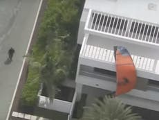 Florida: Kitesurfista de 61 años muere luego de que vientos lo arrojaran a una casa