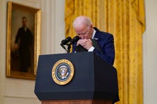 OLD Biden apoya la cabeza en sus manos durante tenso intercambio con reportero de Fox después de la declaración de Kabul