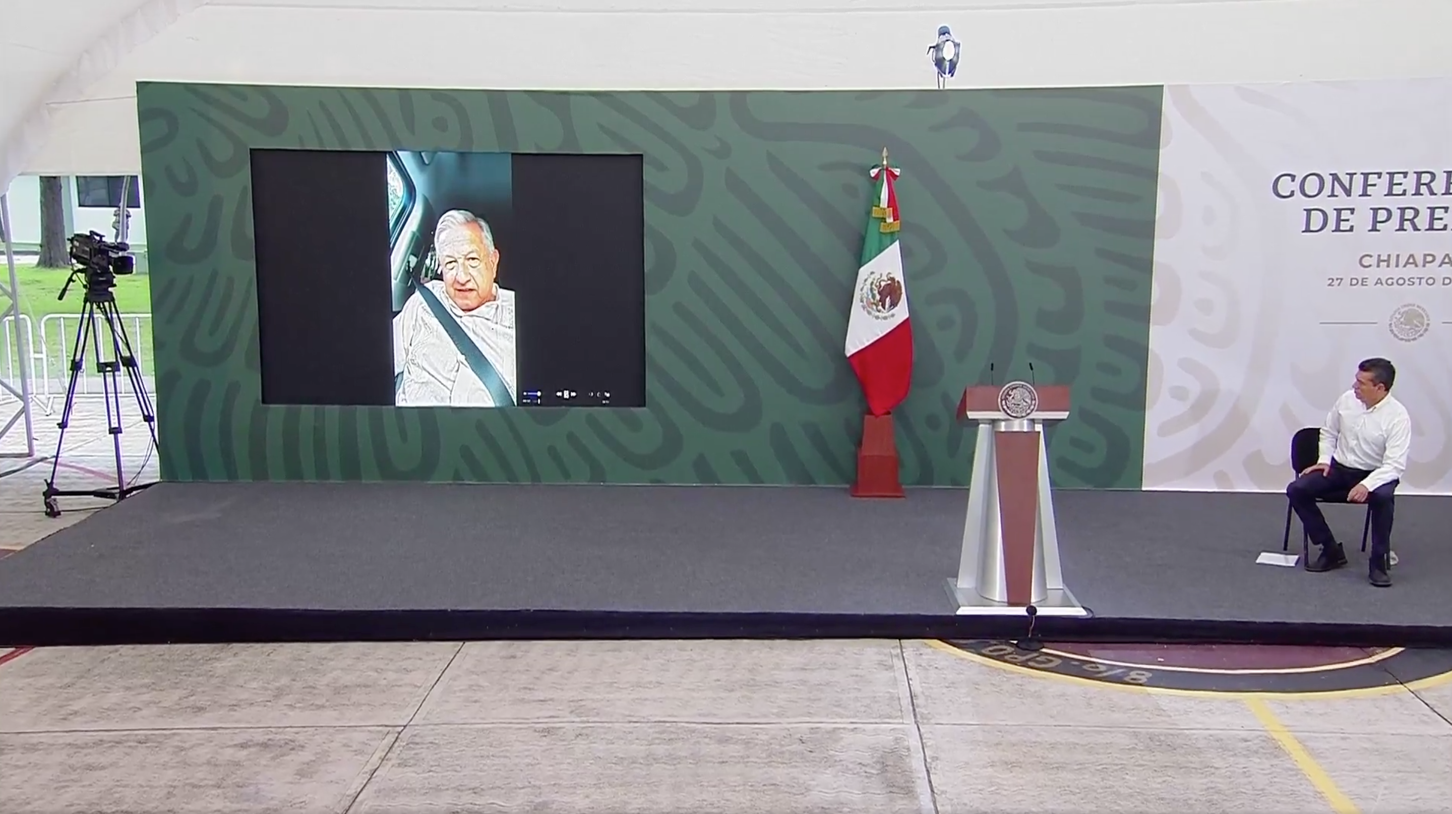 <p>Mientras López Obrador seguía imposibilitado para acceder al recinto, el gobernador de Chiapas, Rutilio Escandón, dio inicio a la Mañanera y explicó la ausencia del mandatario.</p>