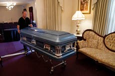 Las abrumadas funerarias de Florida no pueden mantenerse al día con los muertos de COVID