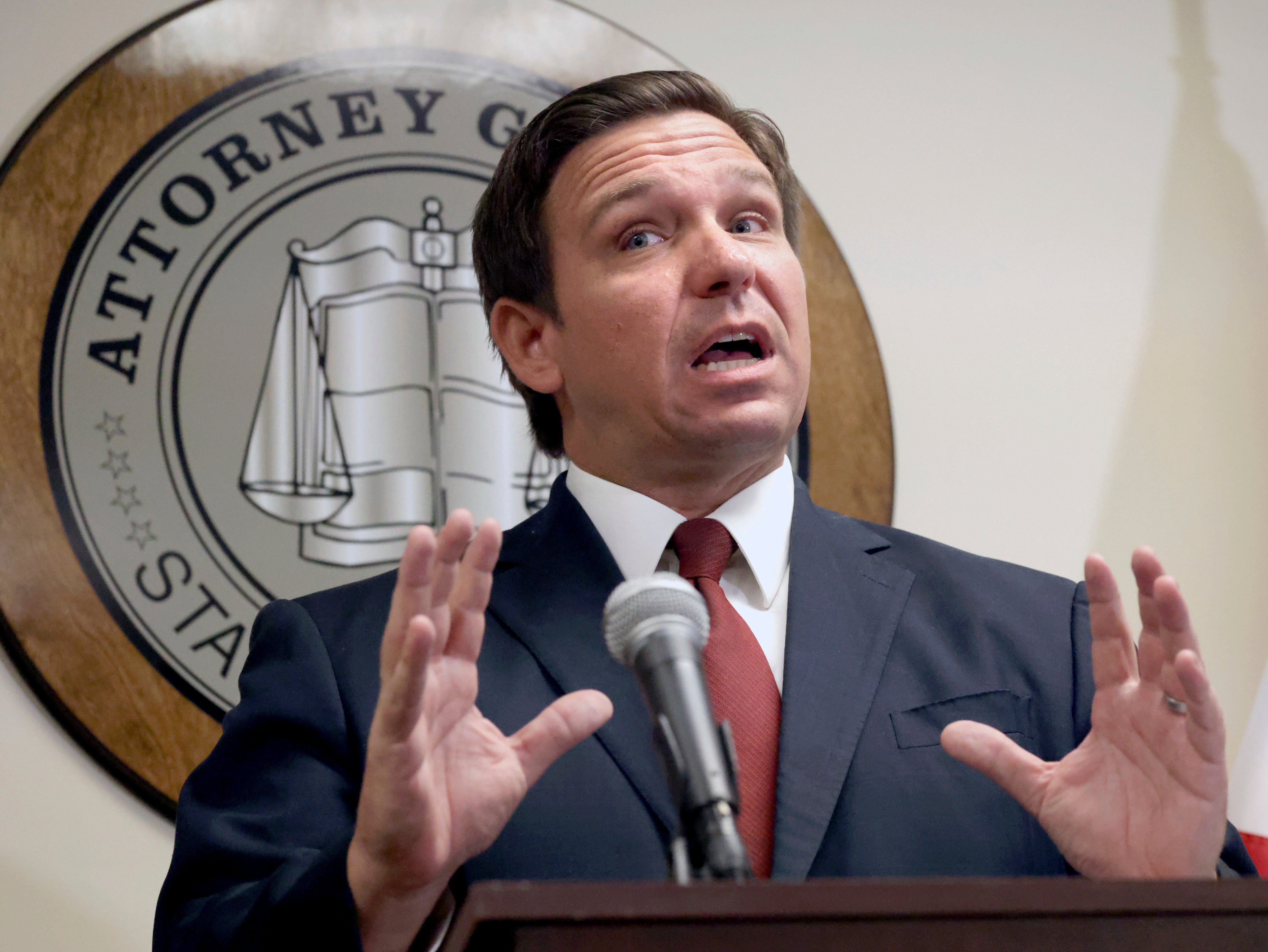 DeSantis defiende multas de $5,000 a empresas que requieren prueba de vacunación en Florida
