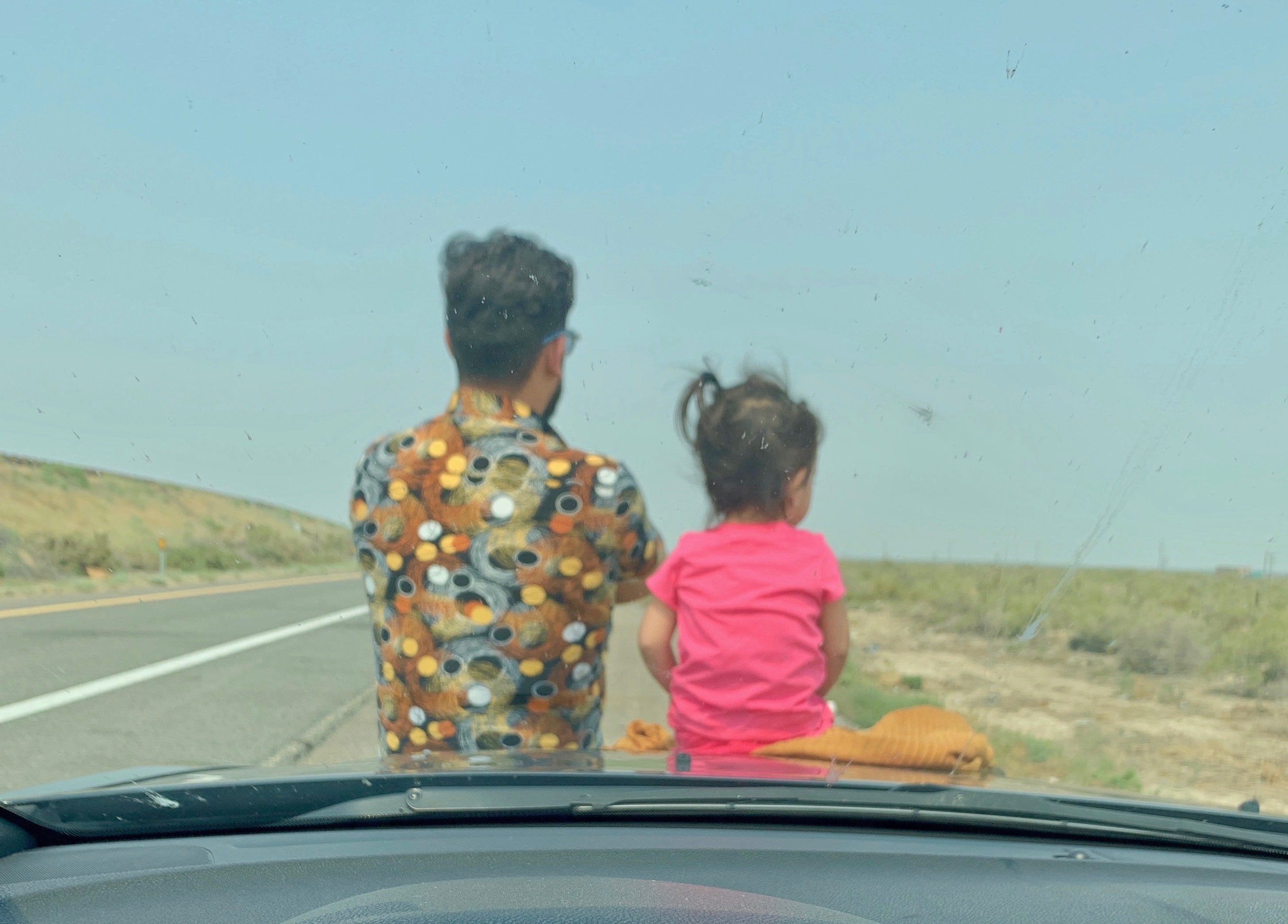 Mustafa, su hija Honeya y su esposa Osmani, que no aparecen en la foto, se embarcan en una nueva vida en Estados Unidos