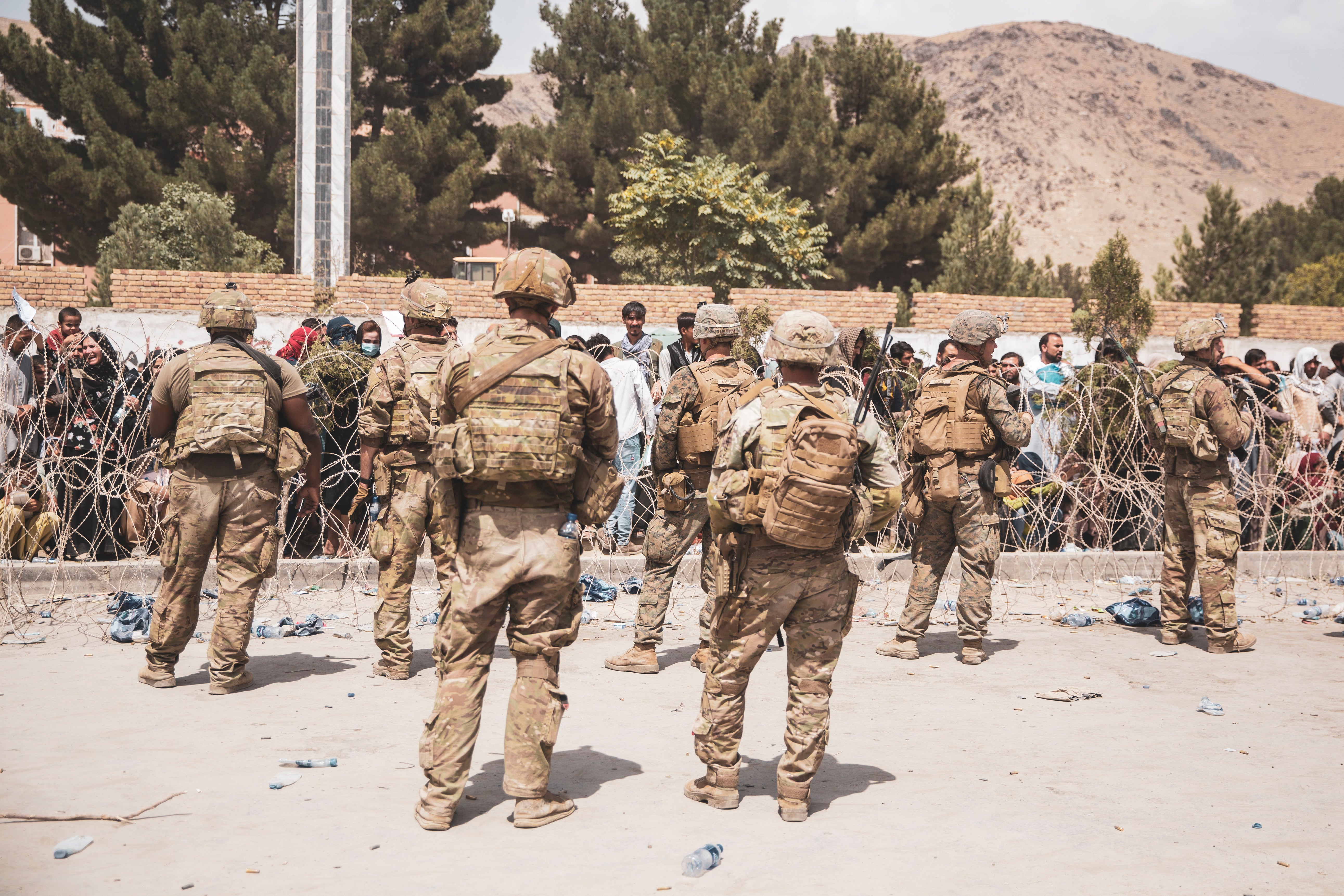 Soldados e infantes de marina estadounidenses en Kabul (Afganistán) durante la evacuación