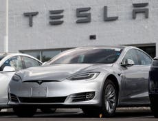 Tesla en piloto automático choca contra patrulla en Florida