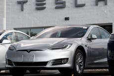 Tesla en piloto automático choca contra patrulla en Florida