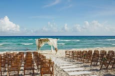 Recién casados crean factura de $240 para invitados que no se presentaron a la boda