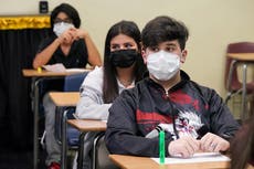 Texas y Florida ven un aumento en hospitalizaciones de niños debido al COVID mientras continúan batallas por enmascaramiento de estudiantes