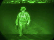 Pentágono tuitea una foto del último soldado estadounidense en salir de Afganistán tras 20 años de guerra