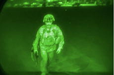 Pentágono tuitea una foto del último soldado estadounidense en salir de Afganistán tras 20 años de guerra