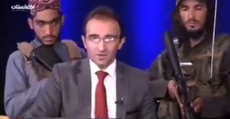 Presentador de televisión afgano “visiblemente petrificado” lee titulares rodeado de talibanes armados
