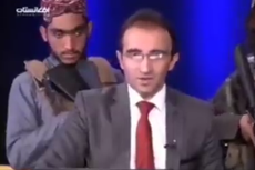Presentador de televisión afgano “visiblemente petrificado” lee titulares rodeado de talibanes armados