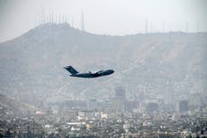 Mujer estadounidense atrapada en Afganistán y gaseada en el aeropuerto: “El último vuelo se fue y nos quedamos atrás”