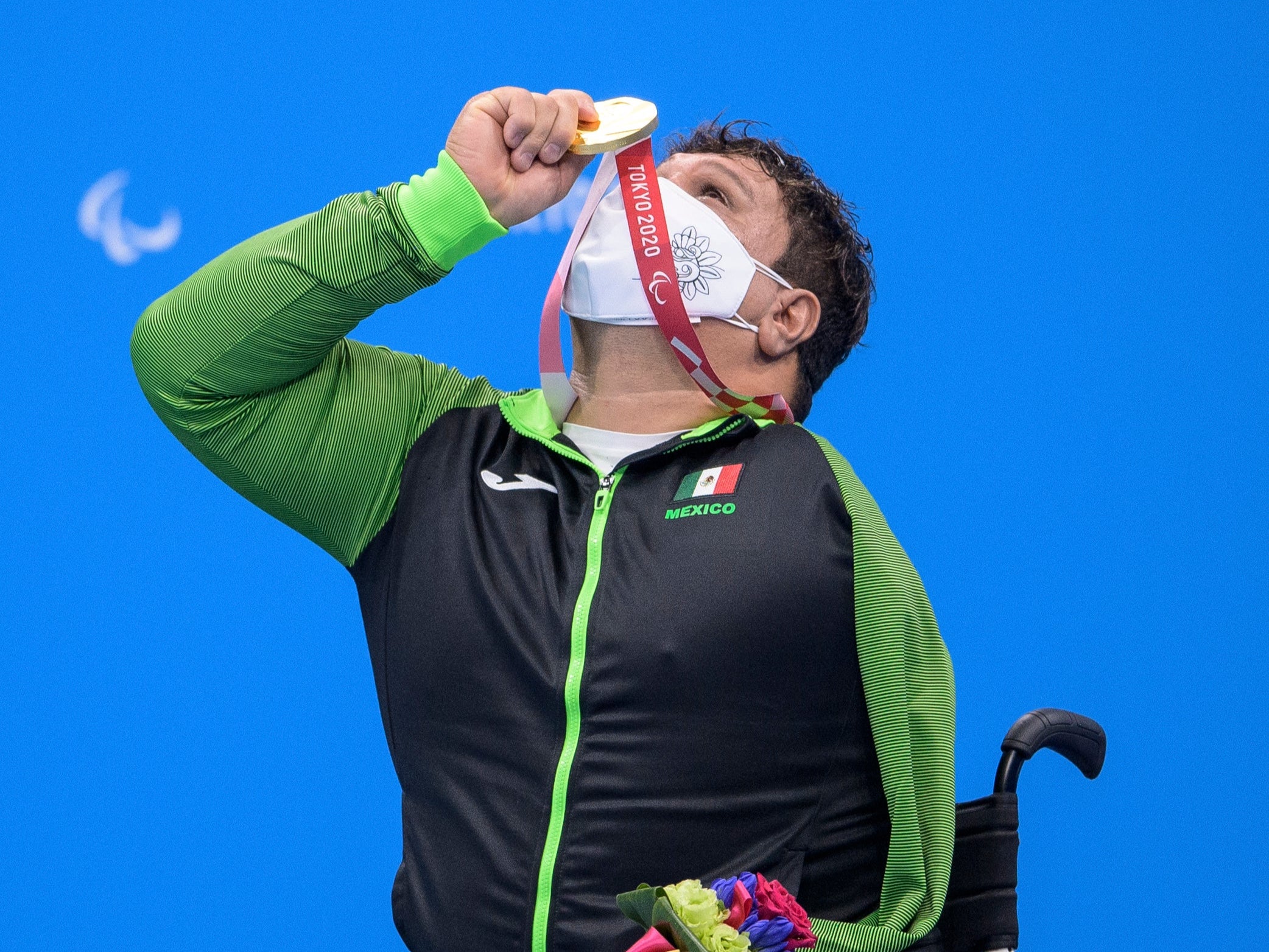 El medallista de oro Arnulfo Castorena celebra durante la ceremonia de entrega de medallas de la natación masculina 50 m braza - SB2 Final en el Centro Acuático de Tokio el martes 31 de agosto de 2021.