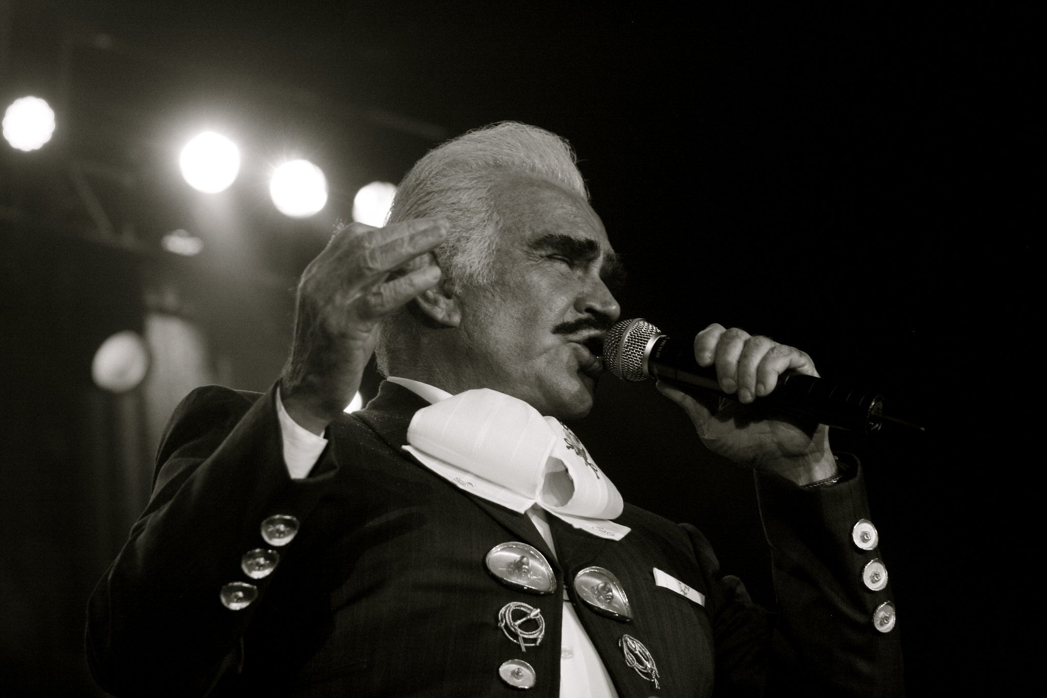 Vicente Fernández, el ídolo musical, el actor y el controvertido personaje