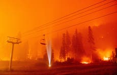 Evacuan a 53 mil personas del área del lago Tahoe, mientras los bomberos toman remontes para inspeccionar el incendio de Caldor