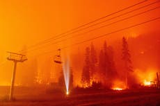 Evacuan a 53 mil personas del área del lago Tahoe, mientras los bomberos toman remontes para inspeccionar el incendio de Caldor