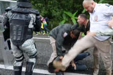 México suspende a dos agentes migratorios por golpear a un migrante