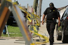 Chicago: Investigan hallazgo de 2 cadáveres en patio de casa