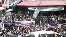 Simpatizantes de talibanes celebran un funeral simulado para los países occidentales