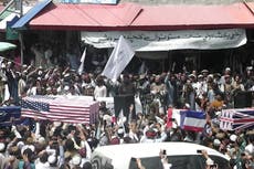 Simpatizantes de talibanes celebran un funeral simulado para los países occidentales