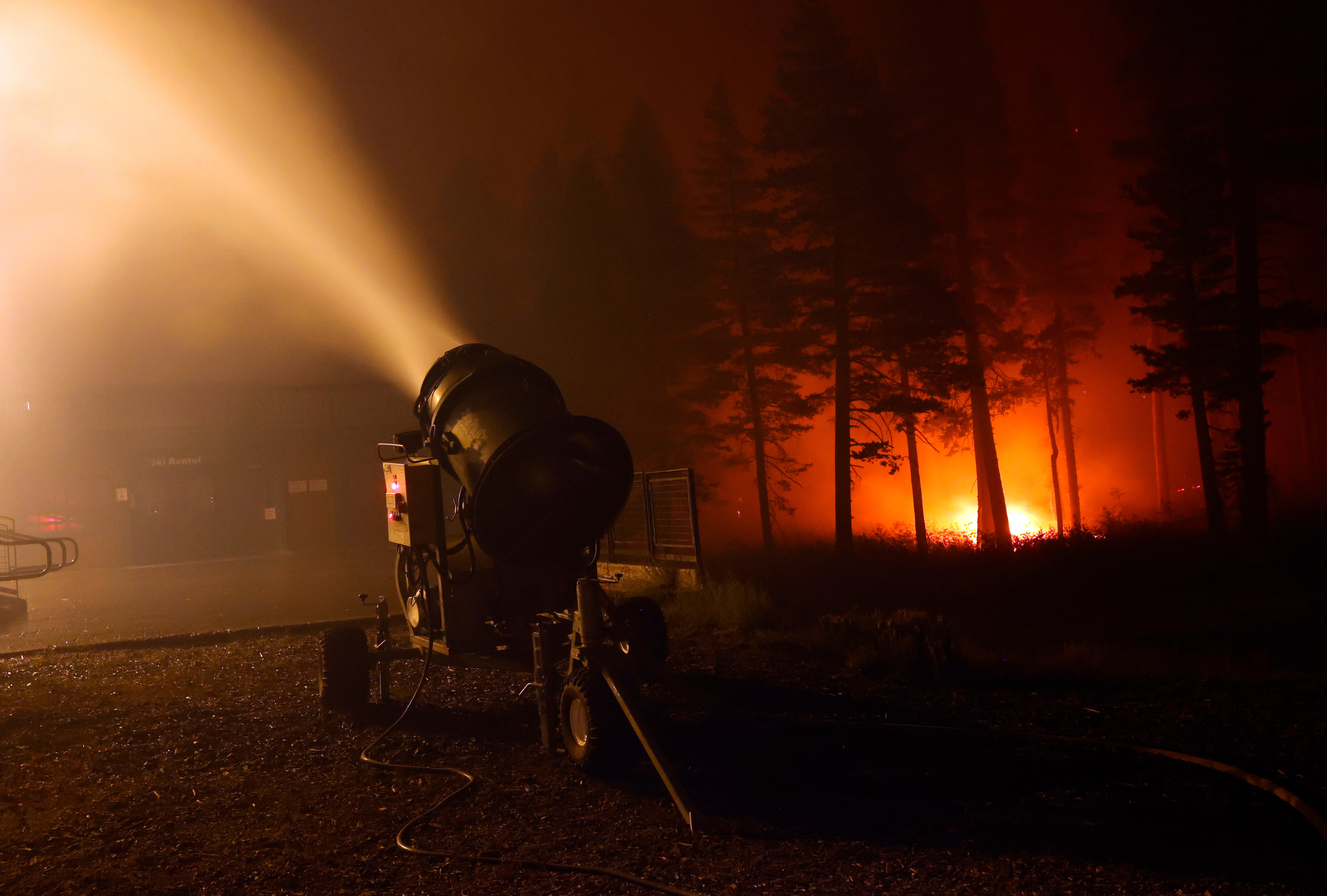 Incendio de Caldor: personal de estación de esquí usa pistolas de nieve para enfrentar llamas en Lago Tahoe