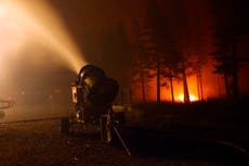 Incendio de Caldor: personal de estación de esquí usa pistolas de nieve para enfrentar llamas en Lago Tahoe