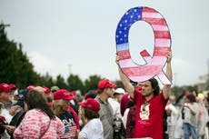 Partidarios de QAnon se reúnen para dar la bienvenida a JFK Jr. en Texas, tras teoría de que fingió su muerte
