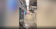 Inundaciones en NY: el agua se precipita hacia la estación de metro mientras la tormenta Ida azota la ciudad