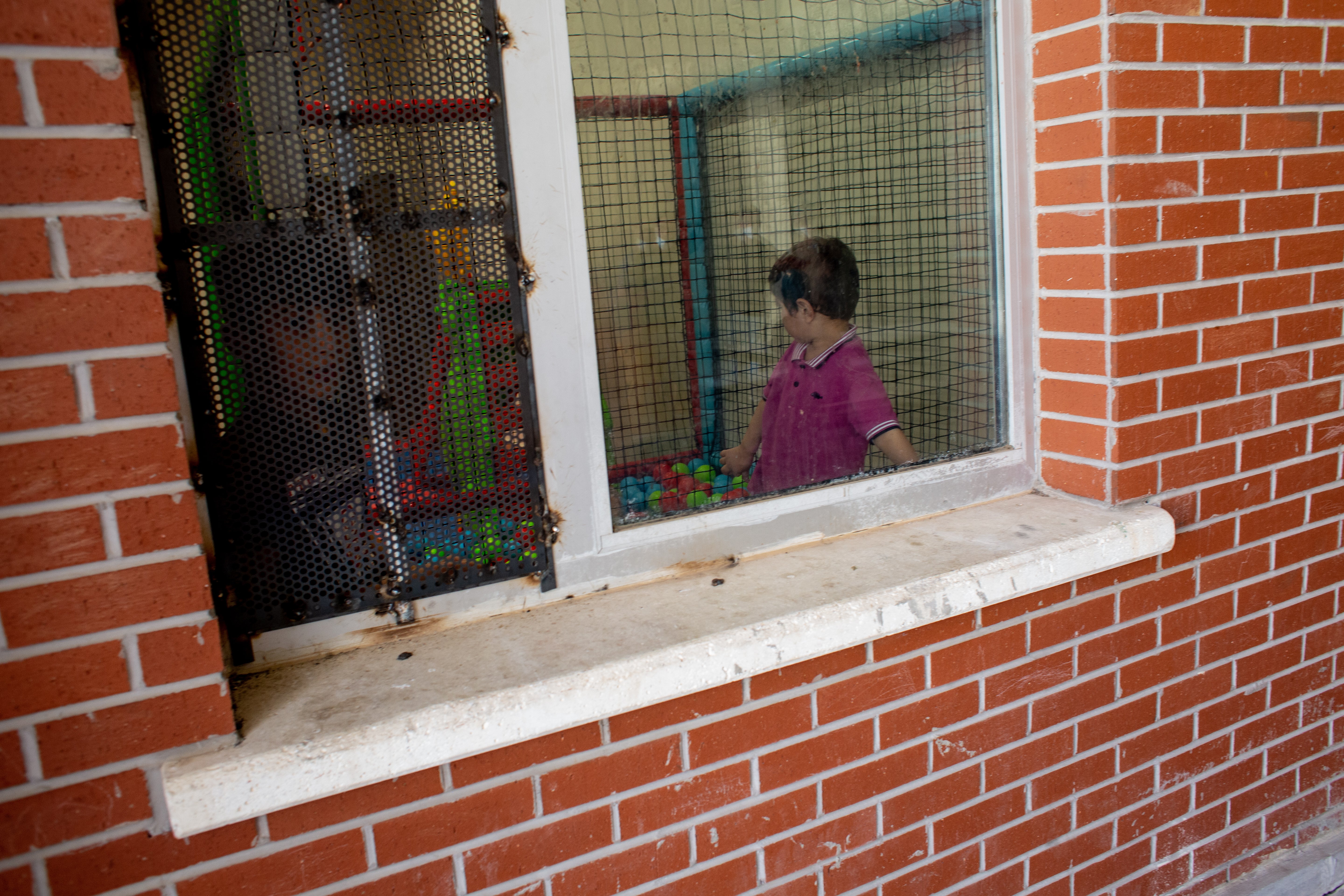 Se ve a niños jugando en la sección de mujeres y familias del Van Deportation Center, dirigido por la Dirección General de Gestión Migratoria.