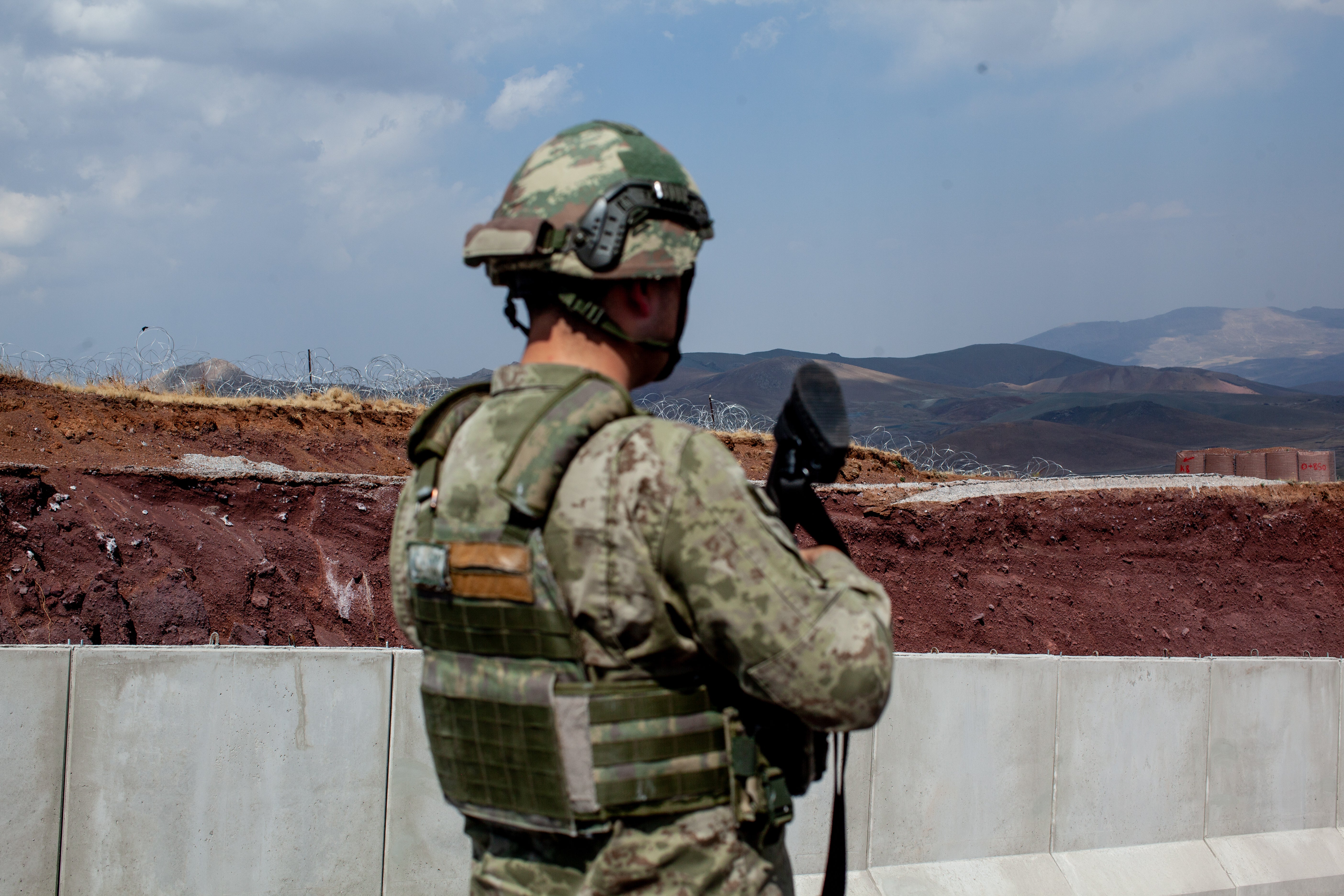 Partes del muro de 64 km que Turquía está construyendo en su frontera con Irán