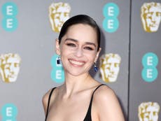 Emilia Clarke dice que nunca se sometería a una cirugía plástica después de las cirugías cerebrales que le salvaron la vida