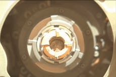 Explorador de la NASA recolecta 1ra muestra de roca de Marte