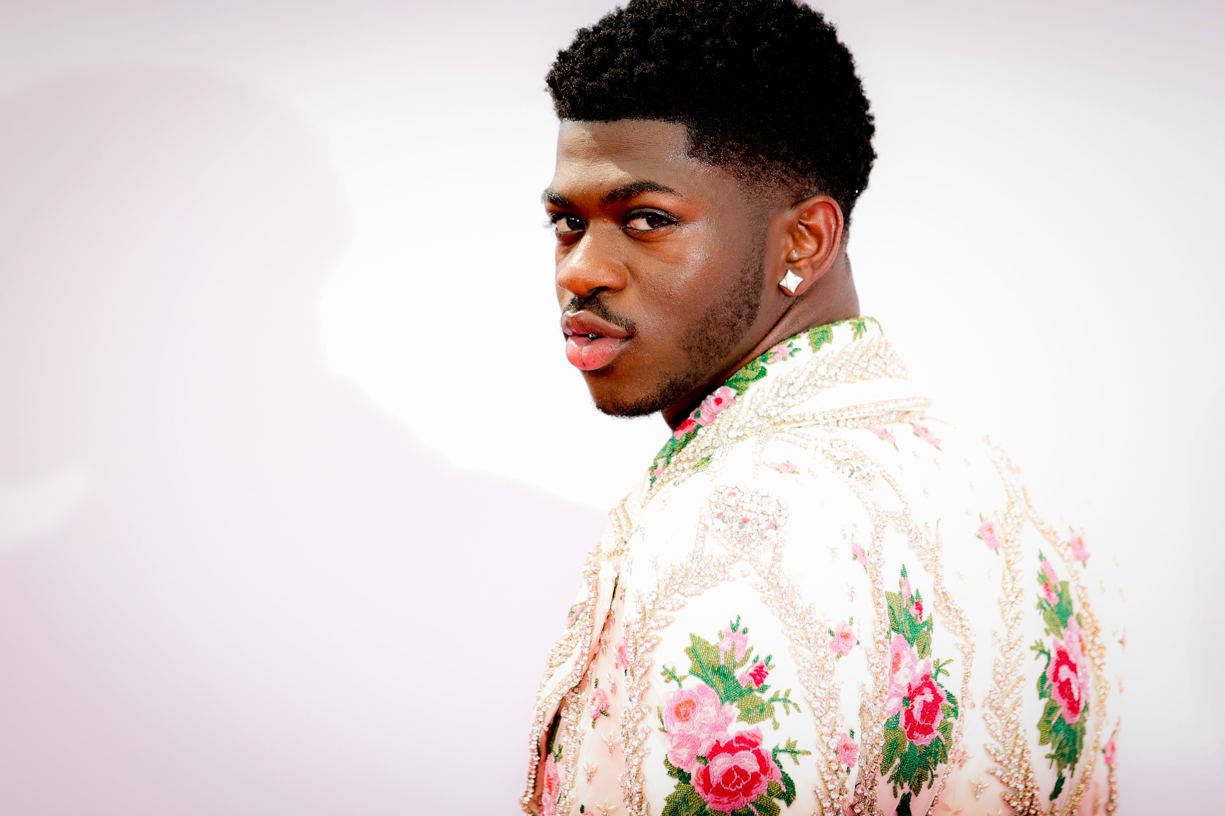 Lil Nas X anuncia su nuevo álbum Montero con una sesión de fotos de embarazo