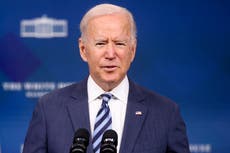 Biden visita a soldados que fueron heridos, pero no revela si alguno estuvo en el ataque de Kabul
