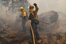 Vientos más suaves ayudan a combatir incendios en California