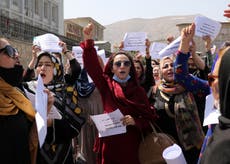 Docenas marchan en Kabul por los derechos de las mujeres