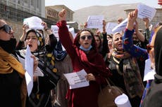 Docenas marchan en Kabul por los derechos de las mujeres