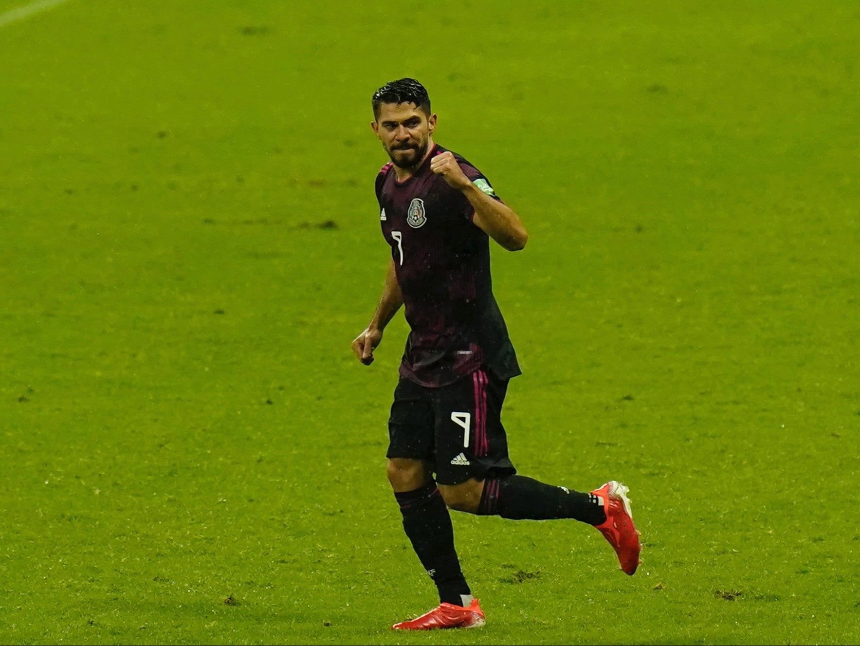 Henry Josue Martin de México celebra después de anotar el segundo gol de su equipo contra Jamaica durante un partido de fútbol de clasificación para la Copa Mundial de la FIFA Qatar 2022, en la CDMX, el jueves 2 de septiembre de 2021.