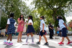 Quince empleados del sistema escolar de Miami mueren de COVID en 10 días