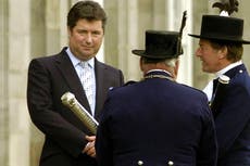 Exasistente del príncipe Carlos es acusado de vender honores