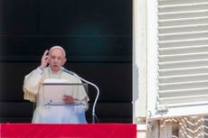 El papa Francisco pide a países recibir a refugiados afganos