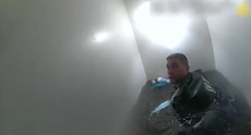 Policía de NY difunde video del intento de rescate de una familia en un apartamento inundado en Queens