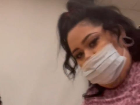 Mujer dice que fue “acosada” y bajada de un vuelo de Alaska Airlines por usar un crop top