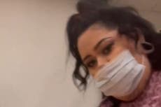 Mujer dice que fue “acosada” y bajada del vuelo de Alaska Airlines por usar un crop top