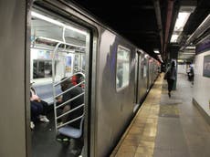 Hombre golpea a pasajera sorda en metro de Nueva York días después de golpear a mujer