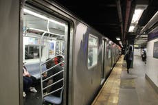 Hombre golpea a pasajera sorda en metro de Nueva York días después de golpear a mujer