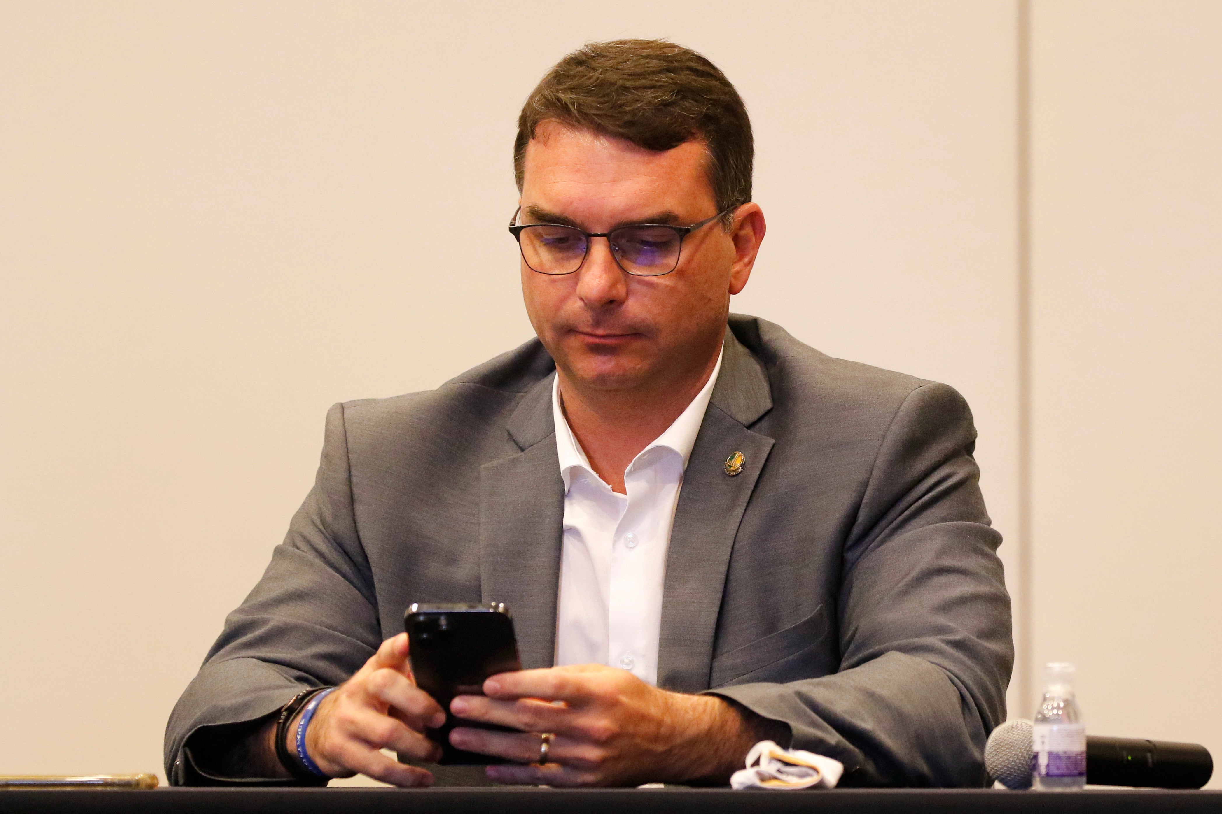 Hijo de Bolsonaro arremete contra Argentina tras suspensión del juego ante Brasil